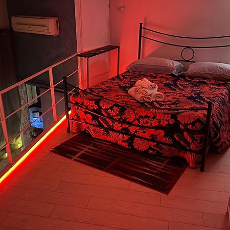 רומא Small Mezzanine Apartment Colosseo מראה חיצוני תמונה